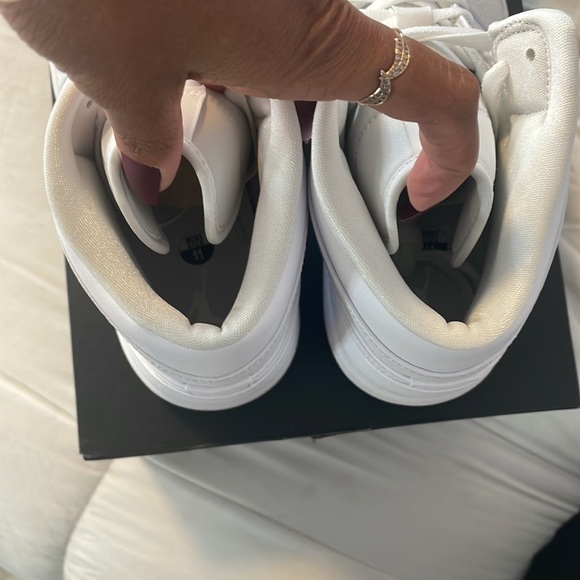 Air Jordan 1 Mid Triple White 100%Authentic
Brand new in original box - Picture 5 of 13